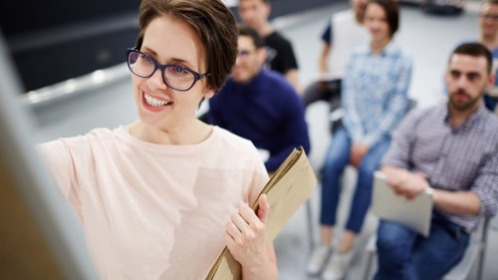 Personalizacja ścieżek rozwoju – dlaczego uniwersalne szkolenia już nie działają? O zaletach programów skrojonych na miarę potrzeb organizacji